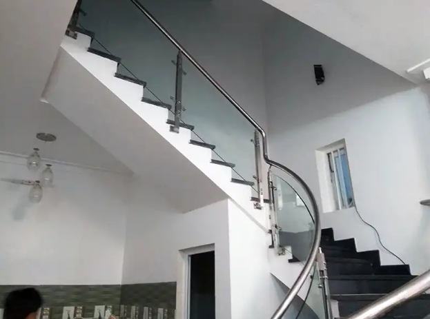 cầu thang kính tay vịn inox1