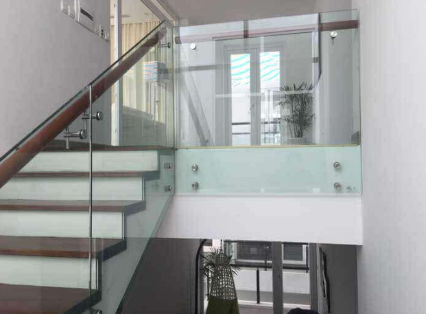 cầu thang kính tay vịn inox