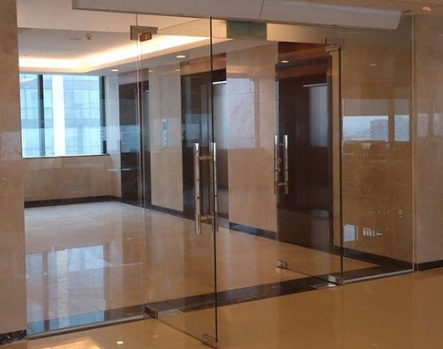 cửa kính cường lực văn phòng