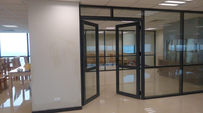 Lý Giải Hiện Tượng Kính Cường Lực Tự Vỡ 