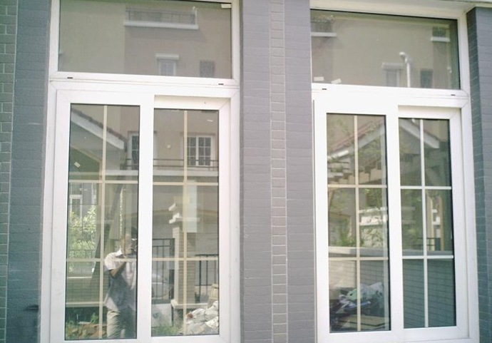 Cửa kính khung nhựa lõi thép