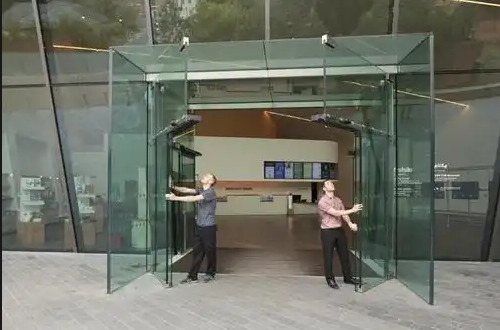 kính cường lực cho văn phòng