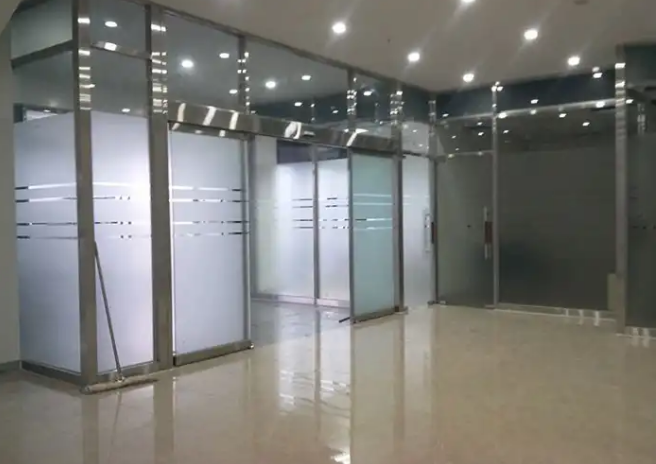 so sánh vách ngăn kính cường lực mở