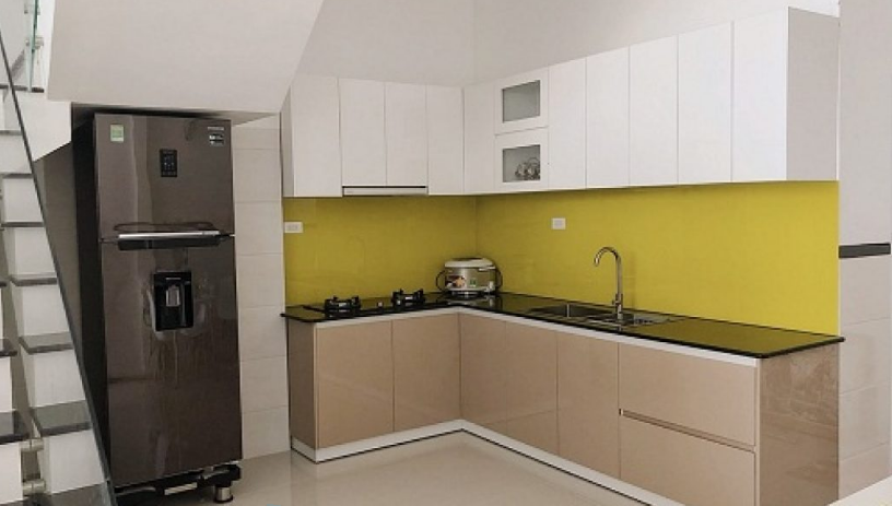 Kính màu ốp bếp đẹp 1