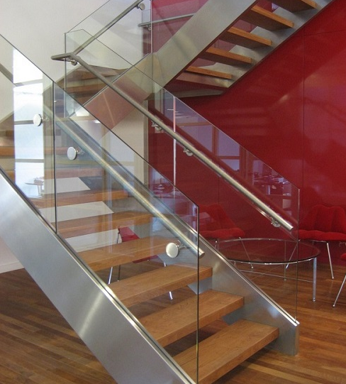 lan can cầu thang kính cường lực