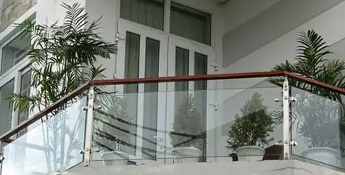 mẫu lan can kính đẹp