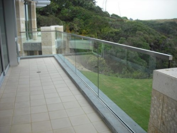 Báo giá lan can kính trụ inox