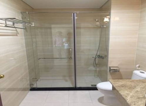 Phòng tắm kính cửa lùa hay trượt