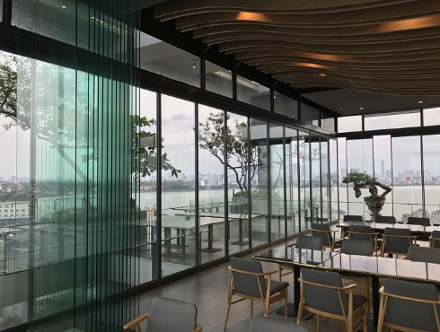 vách kính xếp trượt