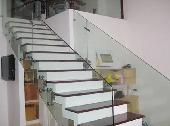 top các mẫu lan can cầu thang kính được sử dụng nhiều hiện nay