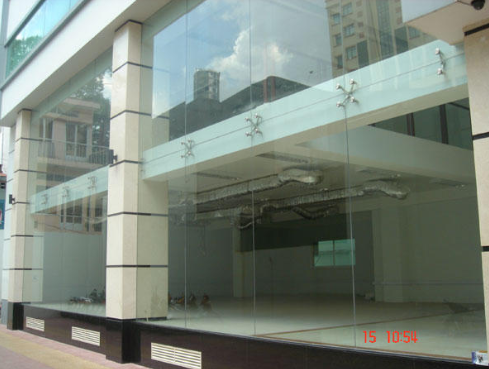 Vách Kính Cường Lưc 10mm Showroom Tại Đống Đa 