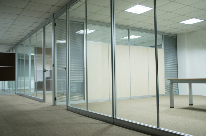 Vách kính cường lực khung nhôm