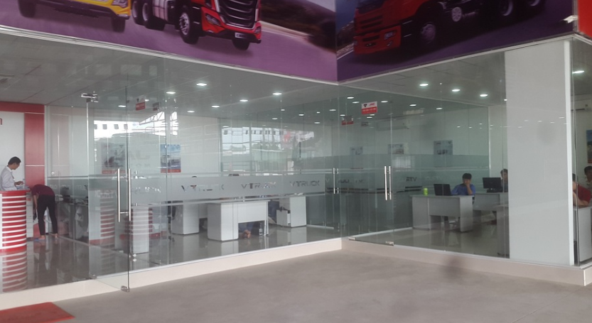 So sánh vách kính cường lực và vách nhôm kính