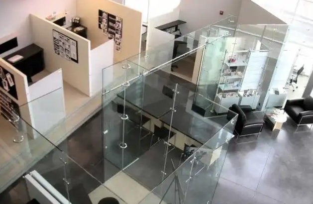 Vách ngăn kính văn phòng