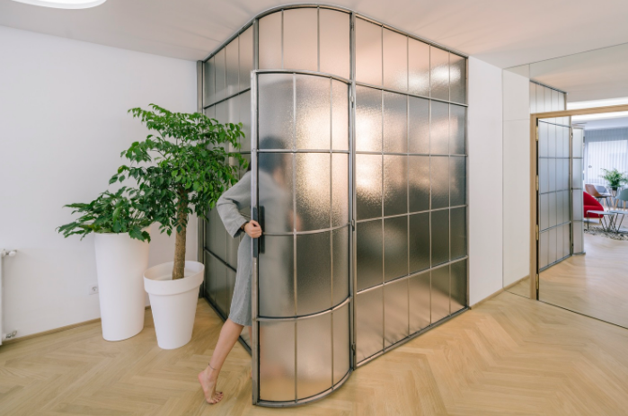 vach-ngan-phong-khach-va-phong-ngu