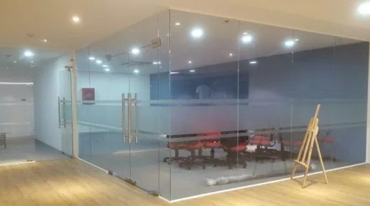 So Sánh Đặc Điểm Vách Kính Cường Lực Và Vách Nhôm Kính