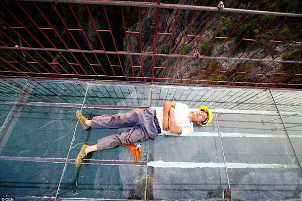 Nghệ Thuật Mới Lạ Của Trung Quốc : Dùng Vách Kính Cường Lực Để Xây Cầu