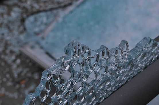 Tại Sao Kính Cường Lực Tự Nhiên Lại Vỡ