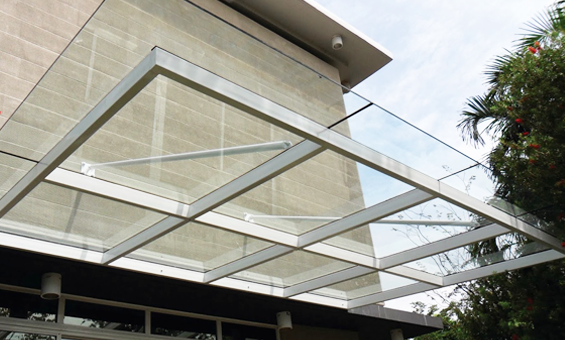 Tầm Quan Trọng Của Việc Thi Công Mái Kính Cường Lực