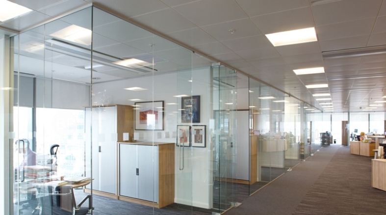 Tạo Môi Trường Công Sở Hoàn Hảo Khi Làm Vách Kính Văn Phòng