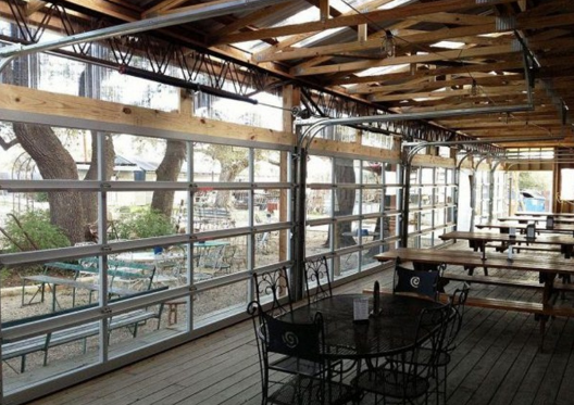 Quán cafe nhỏ đẹp ngây ngất với ứng dụng thiết kế vách kính cường lực