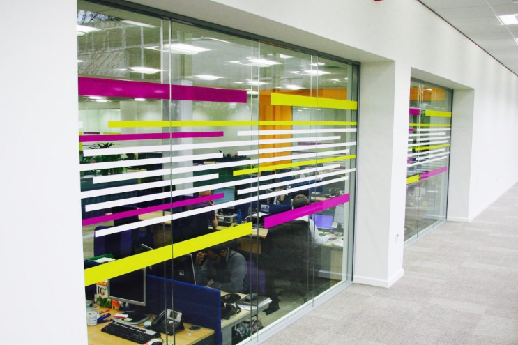 Ưu điểm vách kính cường lực 10mm trong ứng dụng thiết kế hiện đại