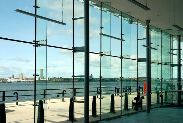 Giới thiệu Vách kính cường lực mặt tiền và cách lựa chọn kính làm vách.