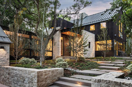 Chiêm ngưỡng nhà vườn cổ đẹp lung linh nhờ làm lại bằng kính