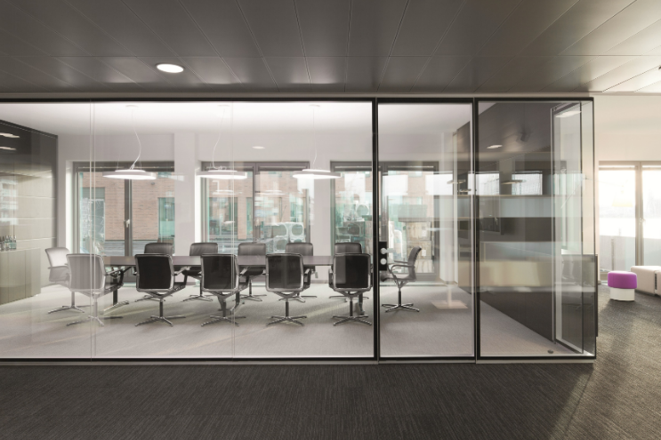 Ứng dụng tuyệt vời của kính cường lực trong thiết kế văn phòng