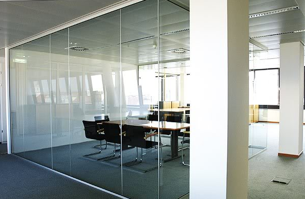 Sự cần thiết của vách kính cường lực đối với văn phòng