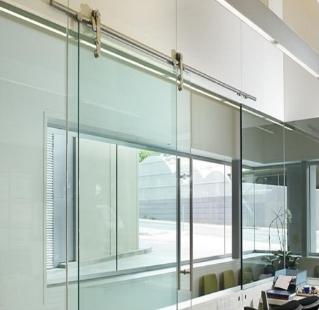 Mách bạn cách vệ sinh kính sạch sẽ như mới