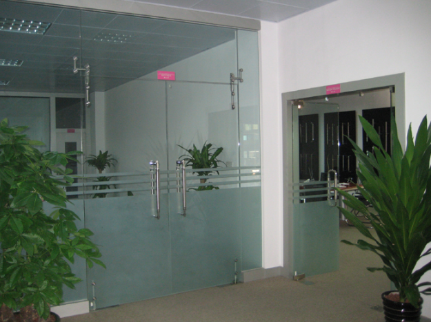 Cửa kính cường lực cao cấp cho văn phòng, showroom tại Hà Nội