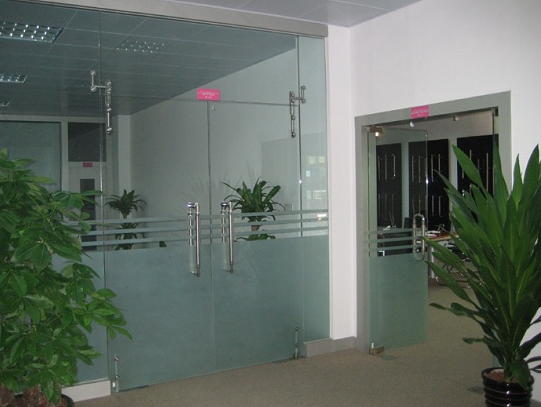 Cửa kính cường lực tốt nhất cho văn phòng tại Tín Thành