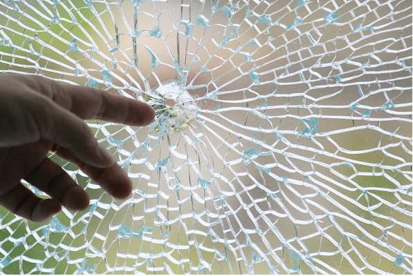 Nguyên nhân gây ra tình trạng vỡ cửa kính cường lực