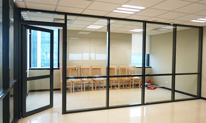 Vách kính cường lực thể hiện đẳng cấp của một văn phòng chuyên nghiệp