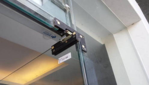 Nguyên nhân và cách khắc phục cửa kính cường lực kêu khó chịu