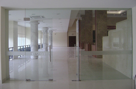 Tìm hiểu cửa kính dày báo nhiều mm mới không bị vỡ?