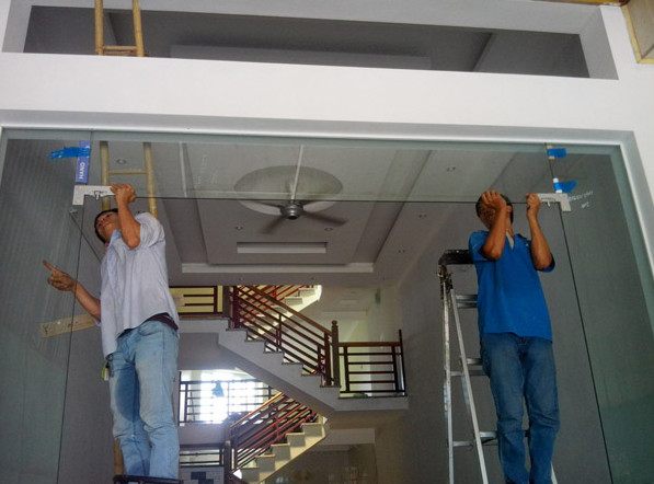 Quy trình lắp đặt cửa kính cường lực 2 cánh chi tiết nhất