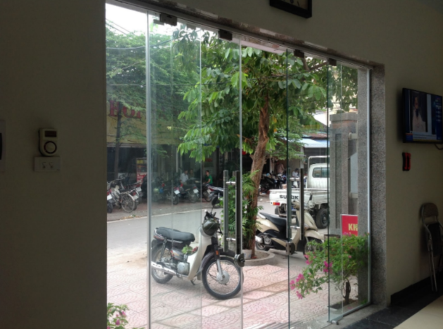 Mẫu cửa kính cường lực dạng lùa dành riêng cho nhà phố