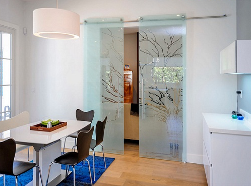 Tại sao nên sử dụng cửa kính cường lực lùa cho căn nhà chung cư?