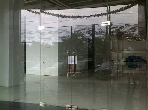 Nên chọn cửa kính cường lực Hà Nội hay cửa nhôm kính