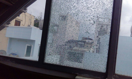 Nguyên nhân hàng loạt cửa kính cường lực nhà dân trung tâm Sài Gòn bị bắn vỡ