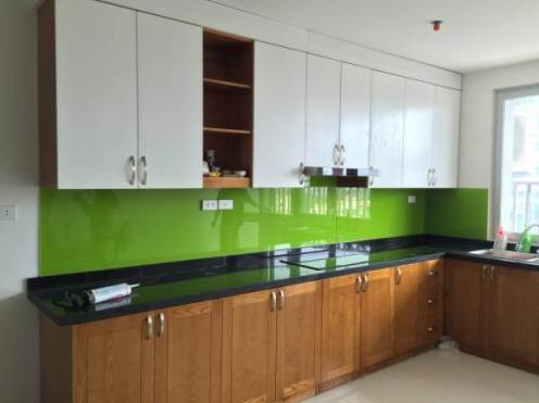 Nguyên nhân và cách xử lý ổ mốc của kính màu ốp bếp