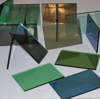 Tìm hiểu kính phàn quang màu xanh. Loại kính này thường lắp ở đâu?