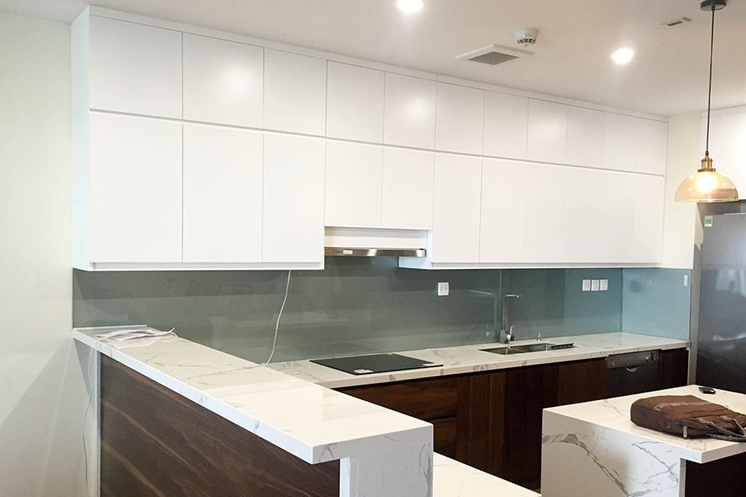 Kính màu ốp bếp có gì khác biệt và lý do vì sao nên lựa chọn cửa kính cường lực Tín Thành