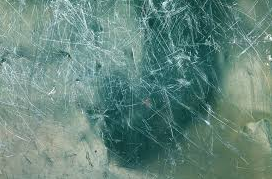 Mách bạn cách xử lý kính cường lực bị xước đúng cách