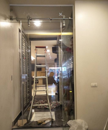 Nên dùng cửa kính cường lực thông phòng loại nào tốt?