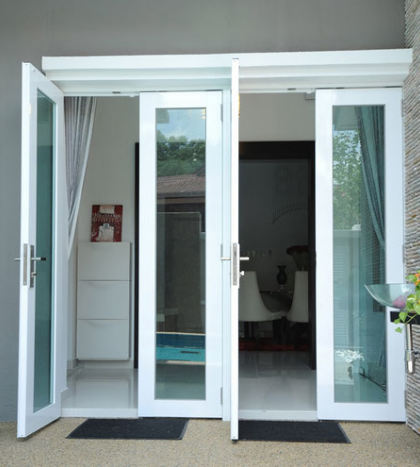Mẫu cửa kính cường lực 4 cánh cho mặt tiền và sân vườn đẹp
