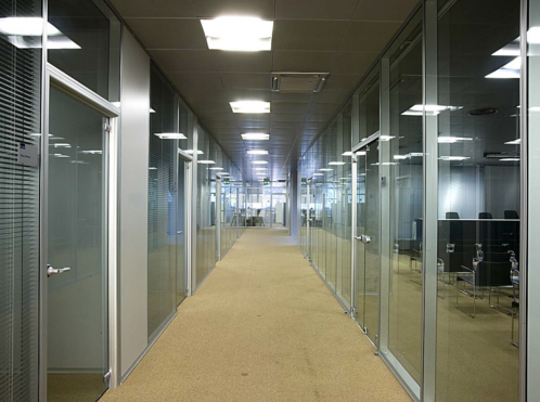 Đặc tính vượt trội của cửa kính cường lực văn phòng