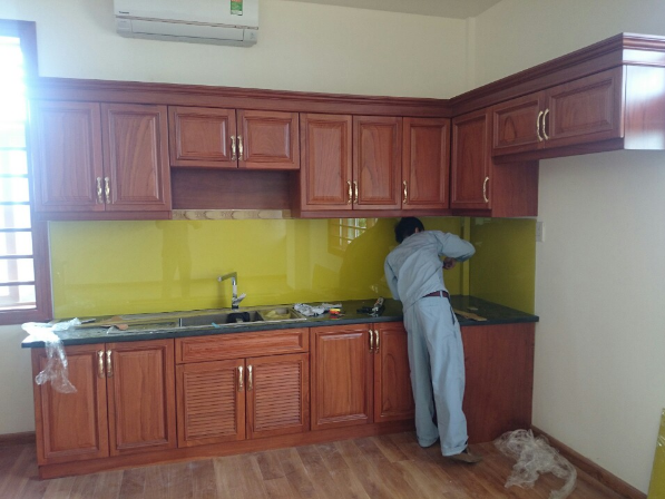 Kỹ thuật làm kính màu ốp bếp
